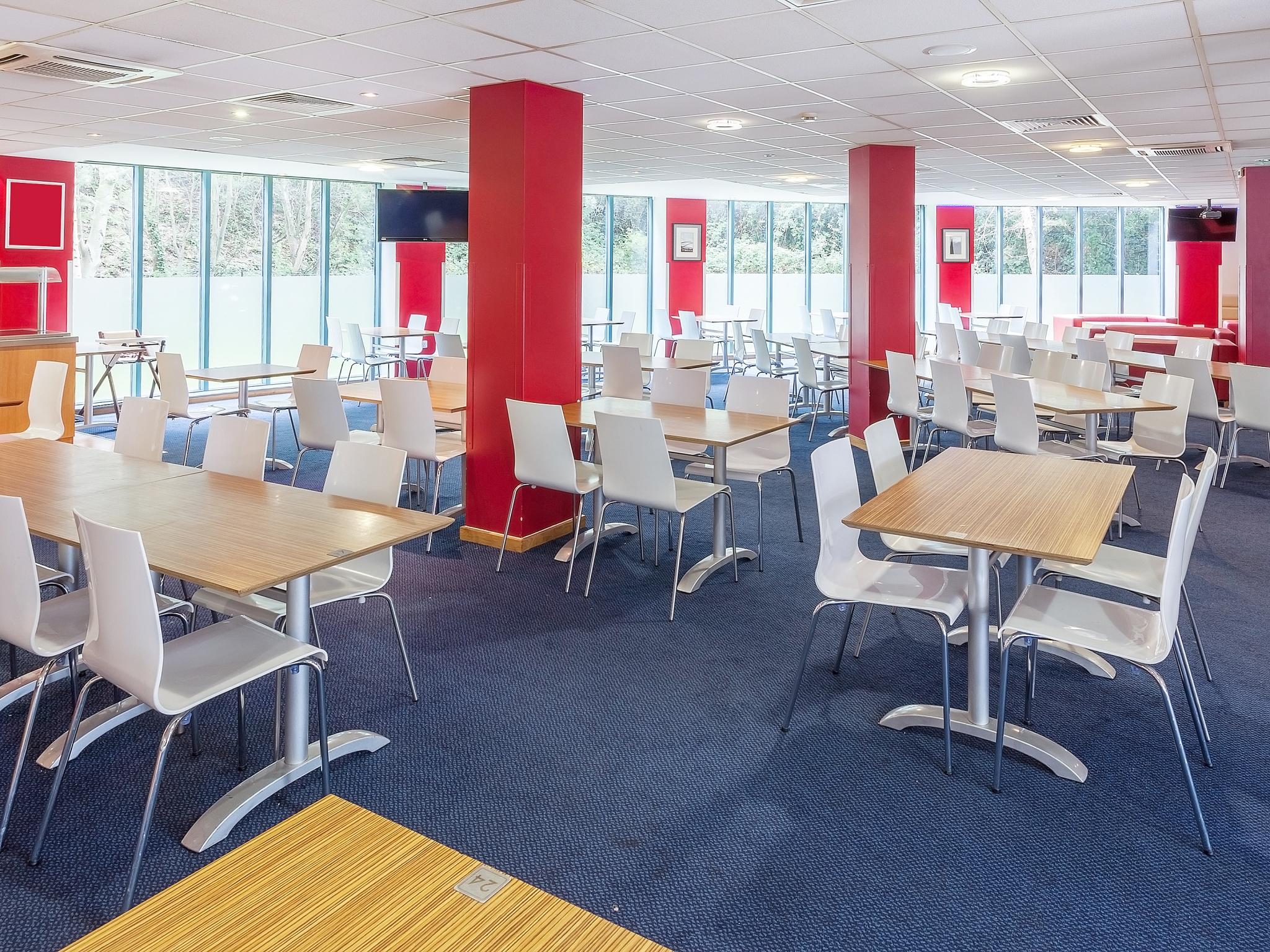 Ibis Budget London Heathrow T5 Slough Bagian luar foto