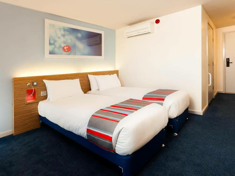 Ibis Budget London Heathrow T5 Slough Bagian luar foto